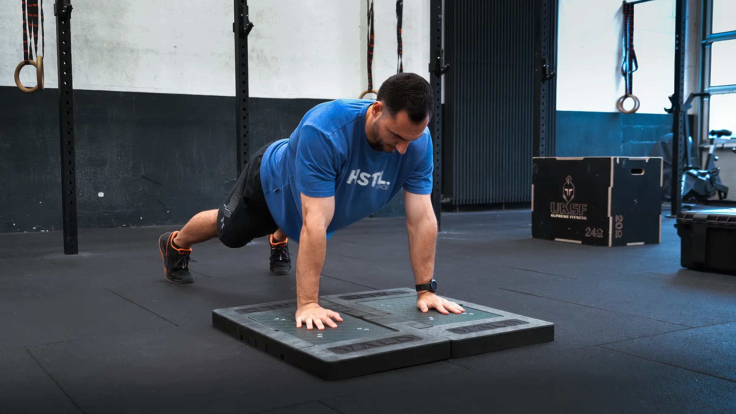 Athlet in der Stützposition auf zwei Kraftmessplatten während eines plyometrischen Push-ups.